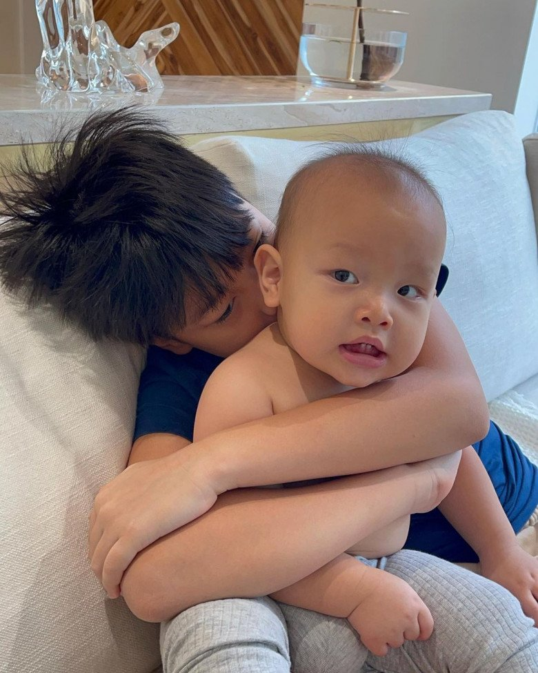 Subeo: Lớn l&ecirc;n giữa h&agrave;o quang nhưng chọn c&aacute;ch sống giản dị, anh cả cao lớn của 4 em nhỏ, "sợi d&acirc;y t&igrave;nh cảm" kết nối hai gia đ&igrave;nh- Ảnh 10.