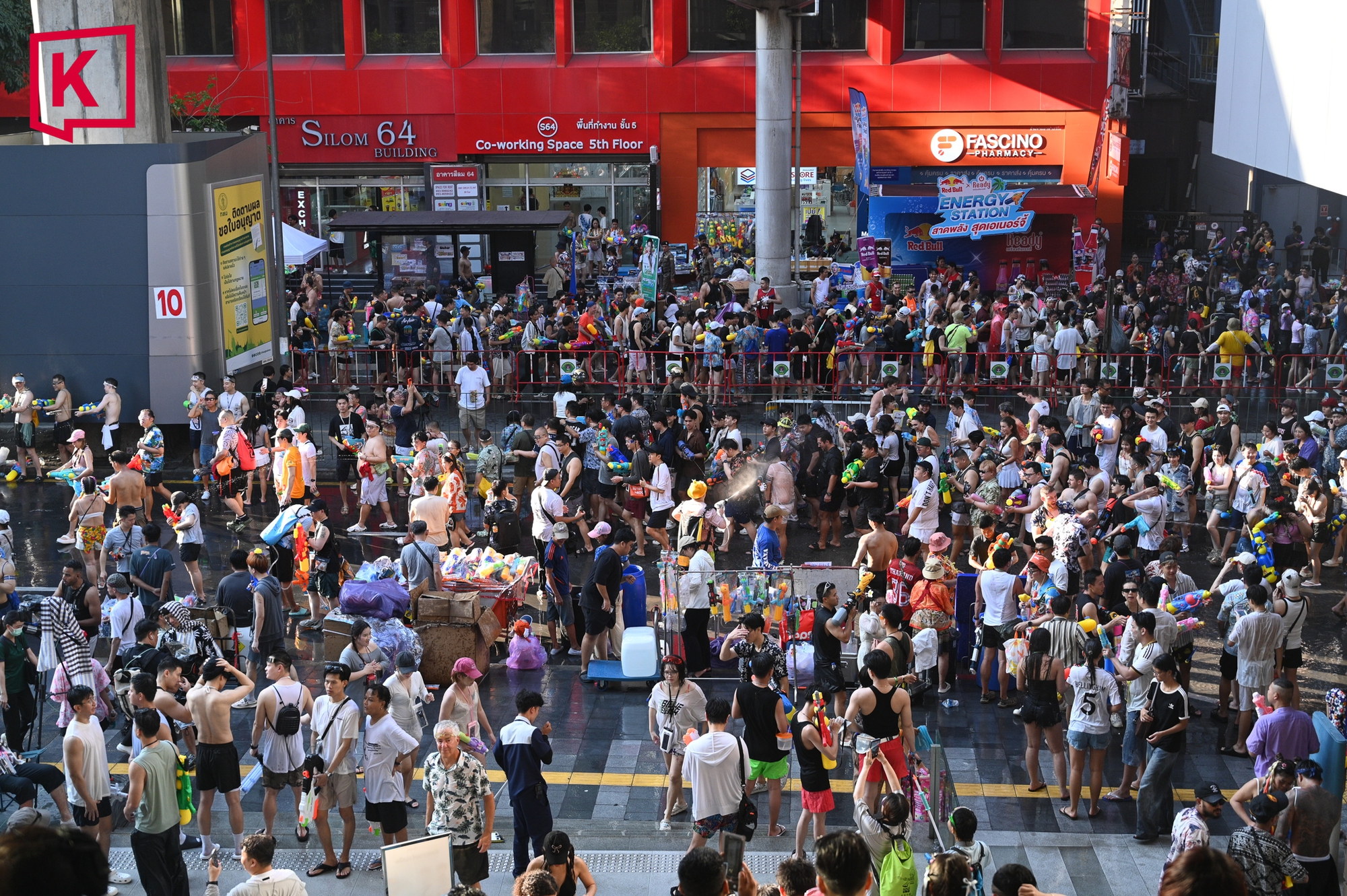 Ch&ugrave;m ảnh khiến ch&uacute;ng ta muốn bay sang Th&aacute;i Lan ngay b&acirc;y giờ: L&aacute;ng giềng Việt Nam tưng bừng đ&oacute;n năm mới với &ldquo;thủy chiến&rdquo; tr&ecirc;n phố - Ảnh 4.