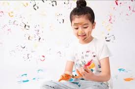 Cha mẹ n&ecirc;n cẩn trọng với m&agrave;u sắc u &aacute;m của trẻ: Dấu hiệu trầm cảm - Ảnh 3.