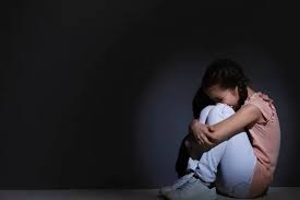 Cha mẹ n&ecirc;n cẩn trọng với m&agrave;u sắc u &aacute;m của trẻ: Dấu hiệu trầm cảm - Ảnh 5.