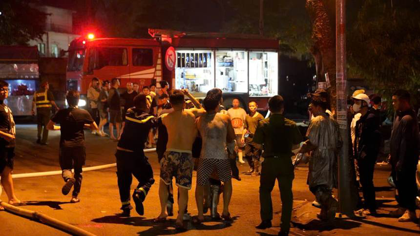 Giải cứu 5 người trong vụ ch&aacute;y nh&agrave; H&agrave; Nội 6 tầng l&uacute;c nửa đ&ecirc;m - Ảnh 4.