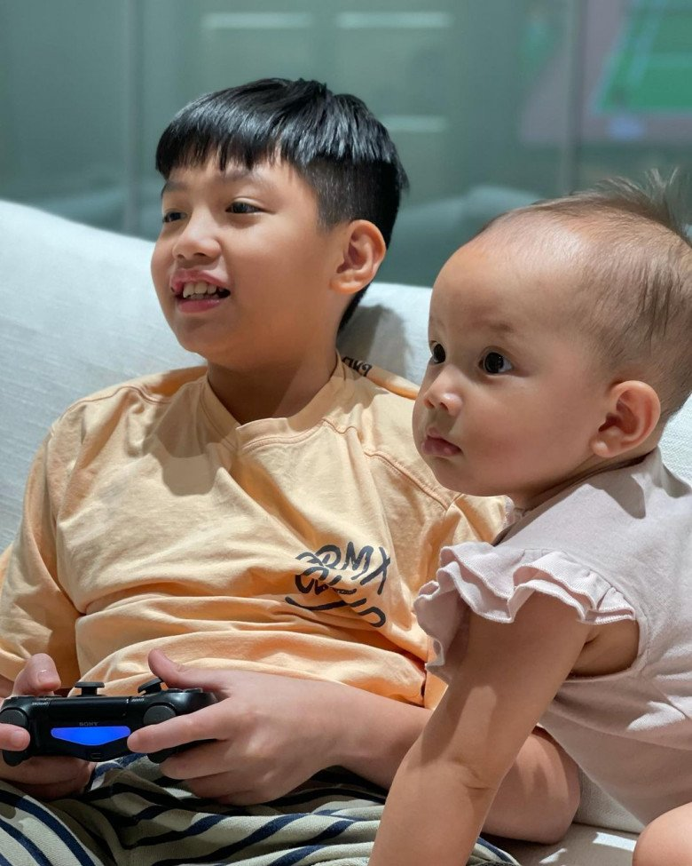 Subeo: Lớn l&ecirc;n giữa h&agrave;o quang nhưng chọn c&aacute;ch sống giản dị, anh cả cao lớn của 4 em nhỏ, "sợi d&acirc;y t&igrave;nh cảm" kết nối hai gia đ&igrave;nh- Ảnh 11.