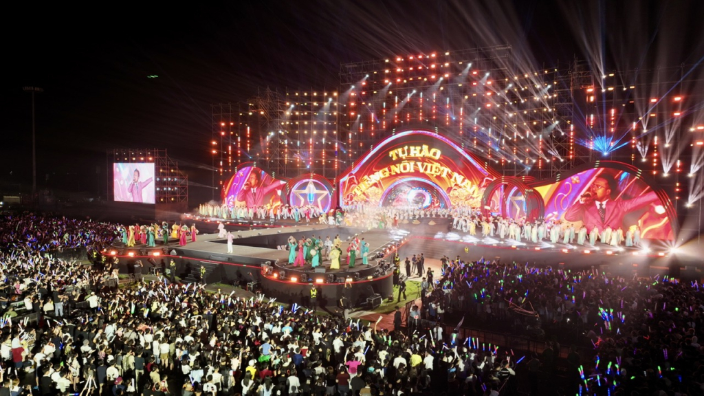 Tổng Gi&aacute;m đốc VOV Đỗ Tiến Sỹ đ&aacute;nh trống khai mạc Li&ecirc;n hoan Ph&aacute;t thanh to&agrave;n quốc lần thứ XVII - Ảnh 3.