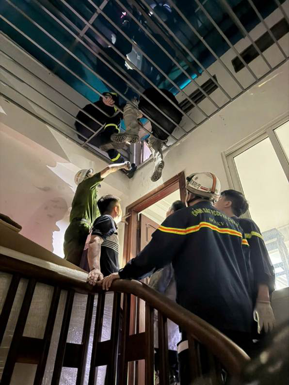 Giải cứu 5 người trong vụ ch&aacute;y nh&agrave; H&agrave; Nội 6 tầng l&uacute;c nửa đ&ecirc;m - Ảnh 2.