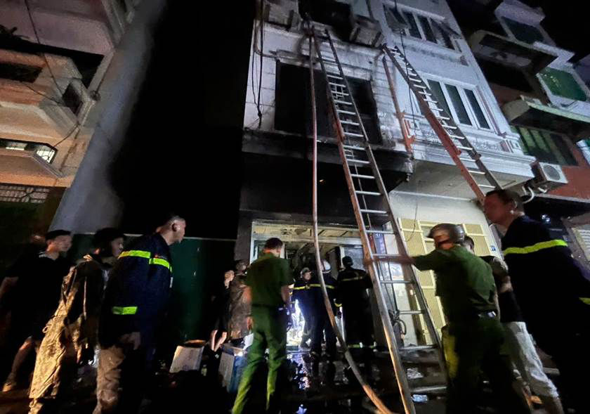 Giải cứu 5 người trong vụ ch&aacute;y nh&agrave; H&agrave; Nội 6 tầng l&uacute;c nửa đ&ecirc;m - Ảnh 1.