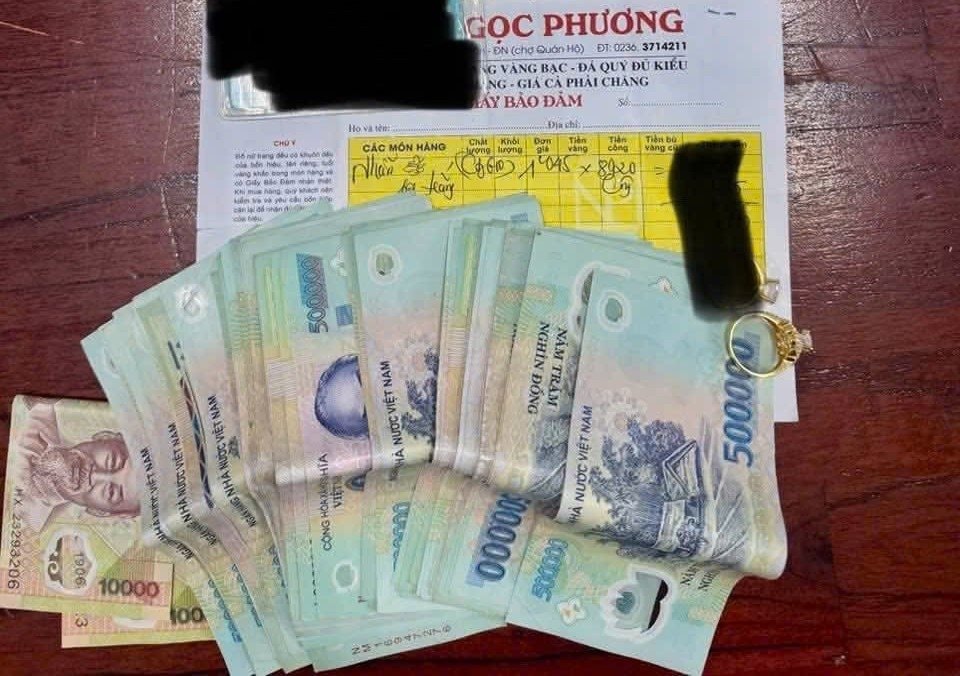 Ph&aacute;t hiện hơn 20 triệu đồng tiền mặt v&agrave; 2 chiếc nhẫn v&agrave;ng tr&ecirc;n b&atilde;i biển - Ảnh 1.