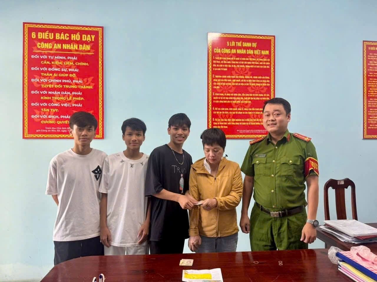 Ph&aacute;t hiện hơn 20 triệu đồng tiền mặt v&agrave; 2 chiếc nhẫn v&agrave;ng tr&ecirc;n b&atilde;i biển - Ảnh 3.