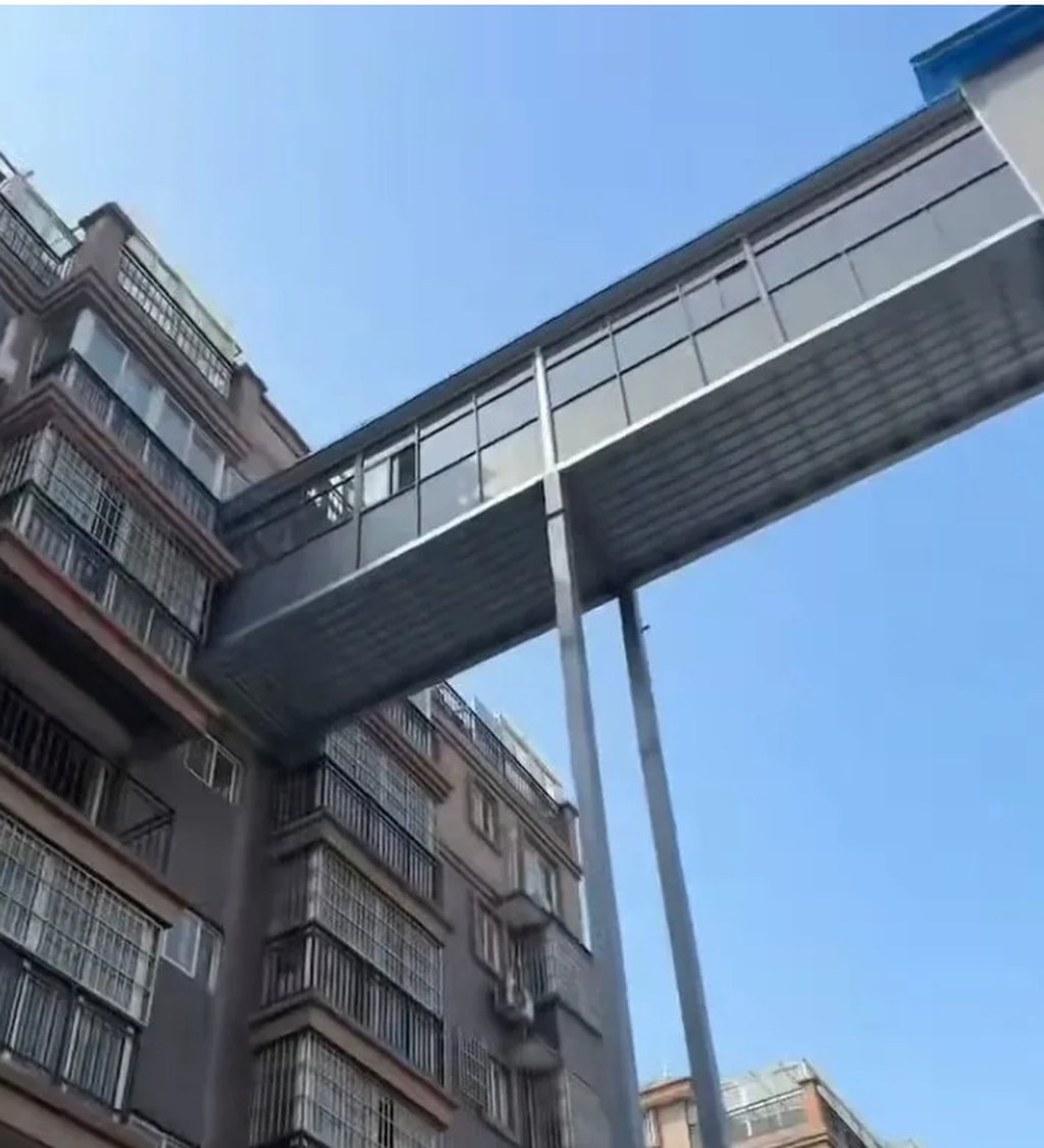 Những c&acirc;u chuyện kỳ quặc ở Trung Quốc: Nh&agrave; d&iacute;nh dớp, thang m&aacute;y lạ v&agrave; chuột Mickey - Ảnh 3.