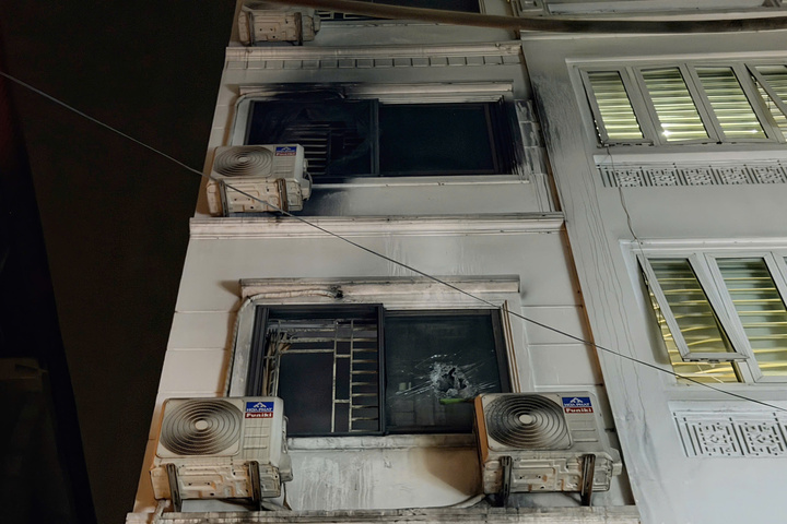 Cháy nhà ở Hà Nội, 5 người mắc kẹt