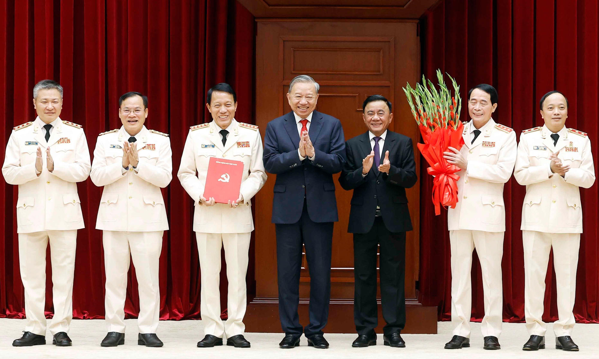 Tổng B&iacute; thư T&ocirc; L&acirc;m t&aacute;i cử B&iacute; thư Qu&acirc;n ủy Trung ương nhiệm kỳ 2025 - 2030 - Ảnh 2.