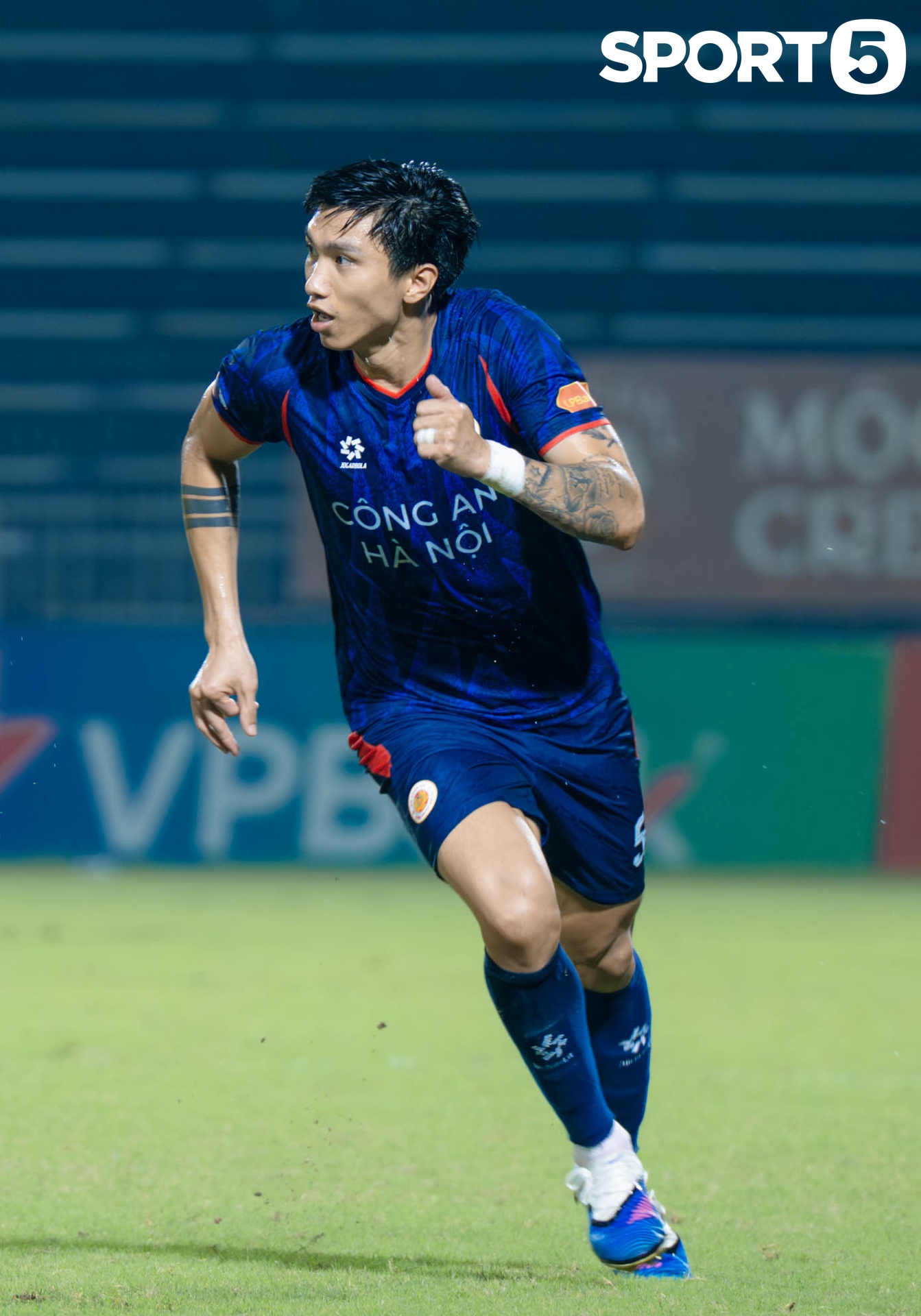 Văn Hậu đưa con trai xuống s&acirc;n b&oacute;ng chơi đ&ugrave;a, Do&atilde;n Hải My kh&ocirc;ng giống như mọi lần - Ảnh 13.