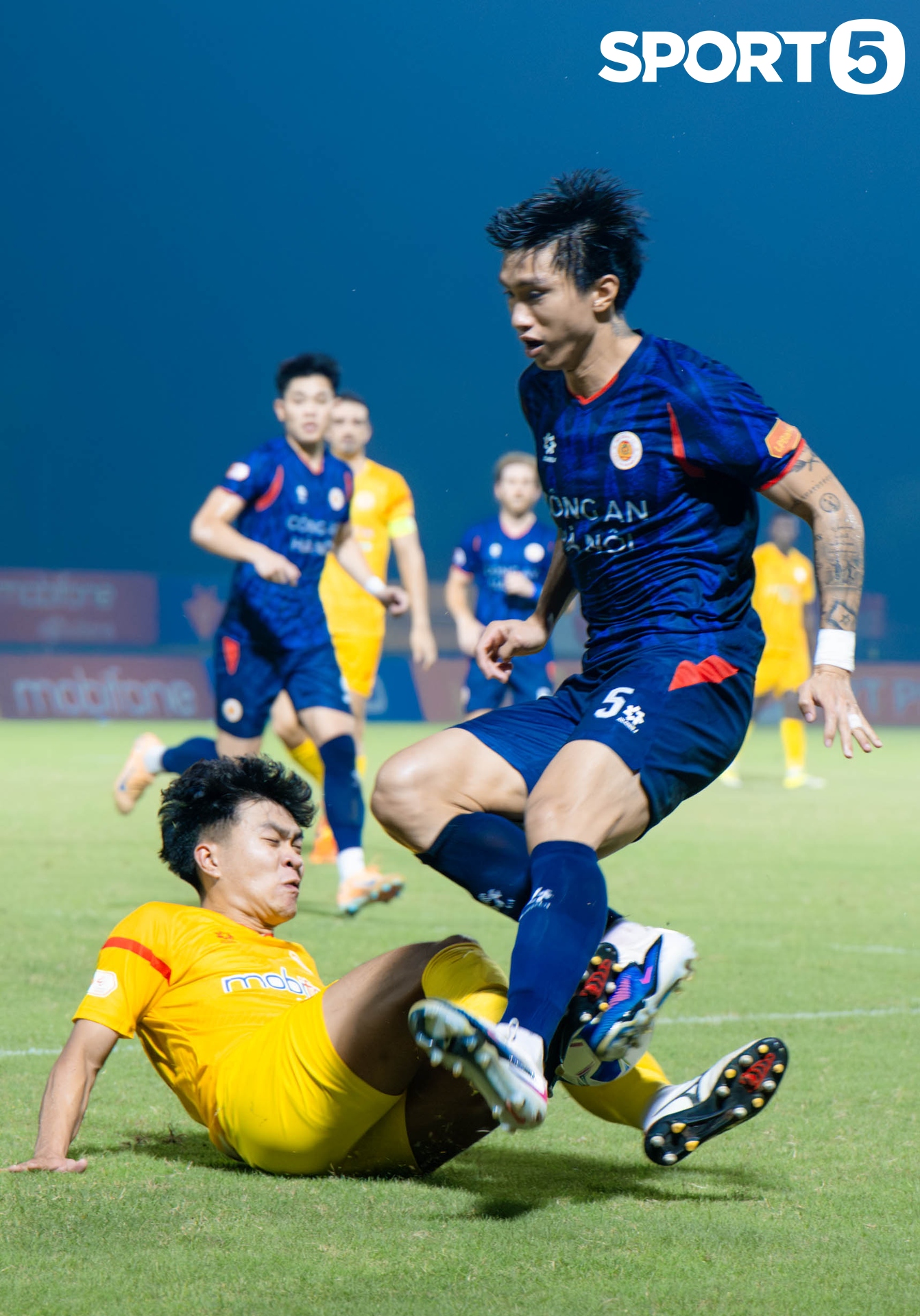 Văn Hậu đưa con trai xuống s&acirc;n b&oacute;ng chơi đ&ugrave;a, Do&atilde;n Hải My kh&ocirc;ng giống như mọi lần - Ảnh 12.