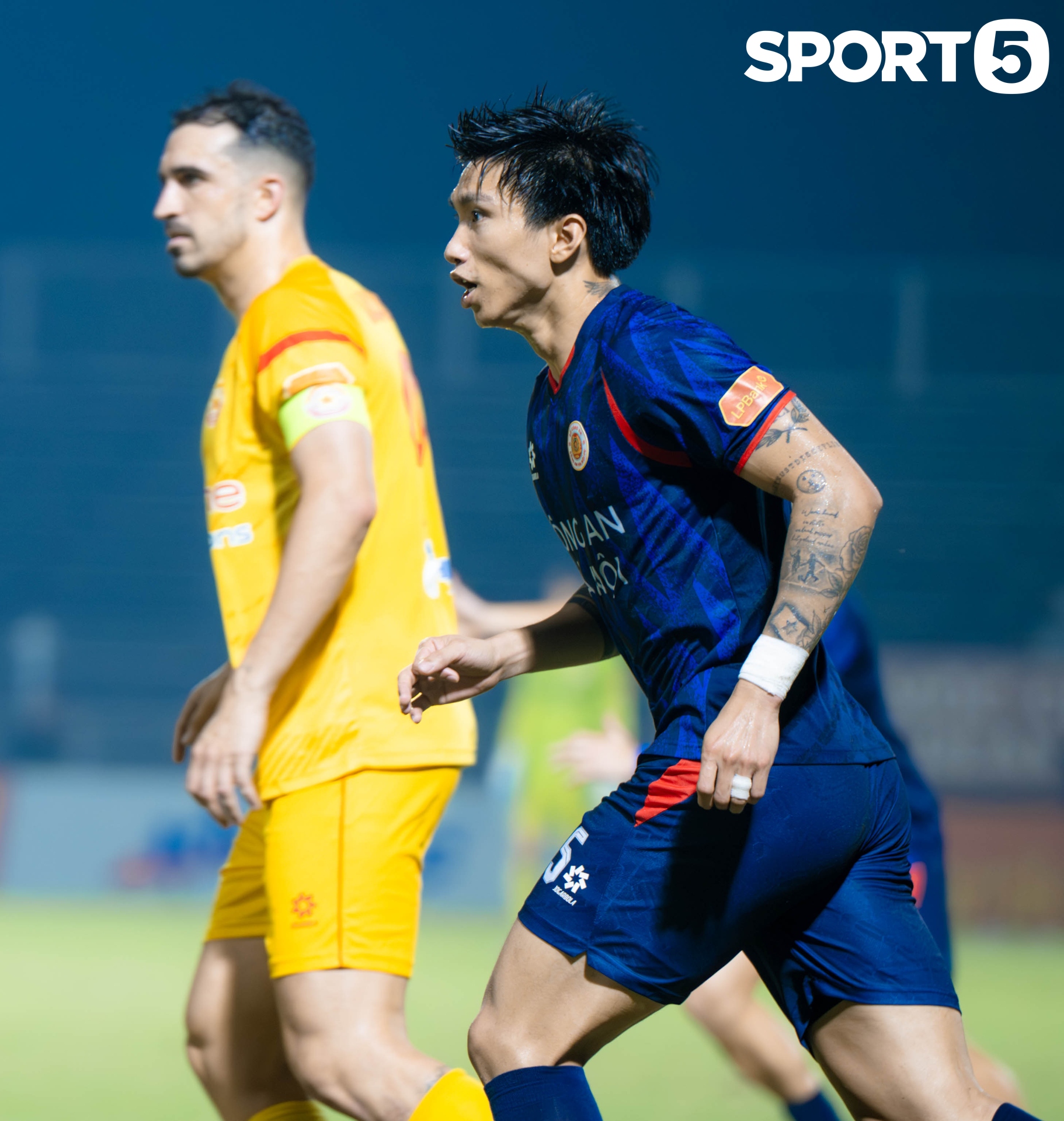 Văn Hậu đưa con trai xuống s&acirc;n b&oacute;ng chơi đ&ugrave;a, Do&atilde;n Hải My kh&ocirc;ng giống như mọi lần - Ảnh 14.