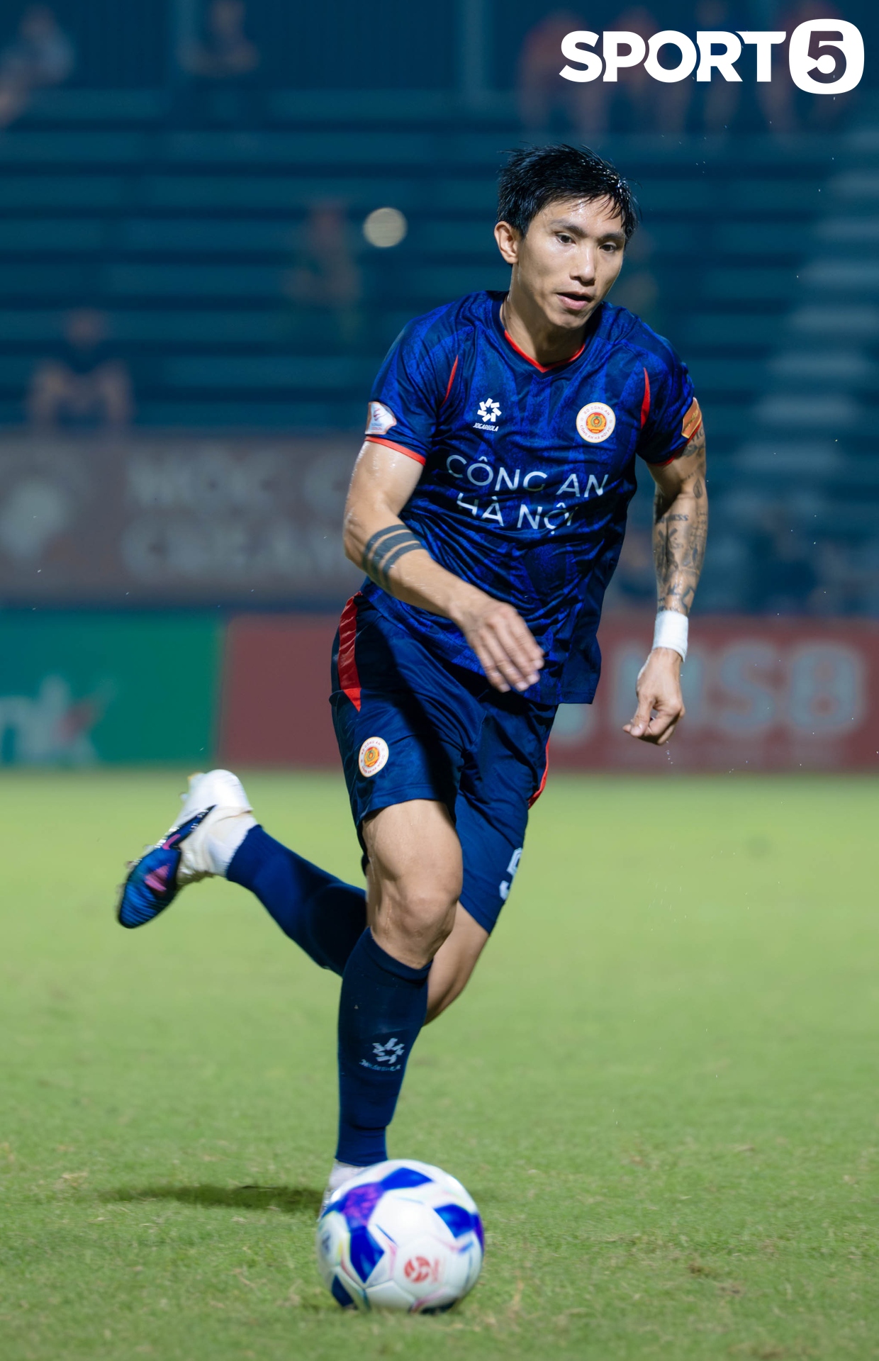 Văn Hậu đưa con trai xuống s&acirc;n b&oacute;ng chơi đ&ugrave;a, Do&atilde;n Hải My kh&ocirc;ng giống như mọi lần - Ảnh 11.