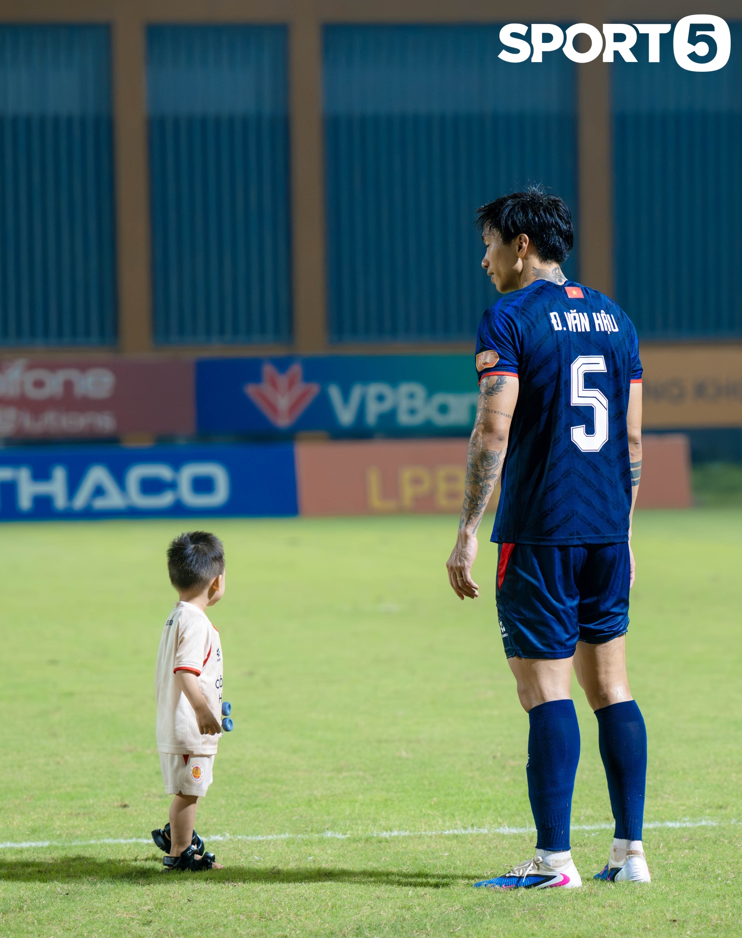 Văn Hậu đưa con trai xuống s&acirc;n b&oacute;ng chơi đ&ugrave;a, Do&atilde;n Hải My kh&ocirc;ng giống như mọi lần - Ảnh 8.