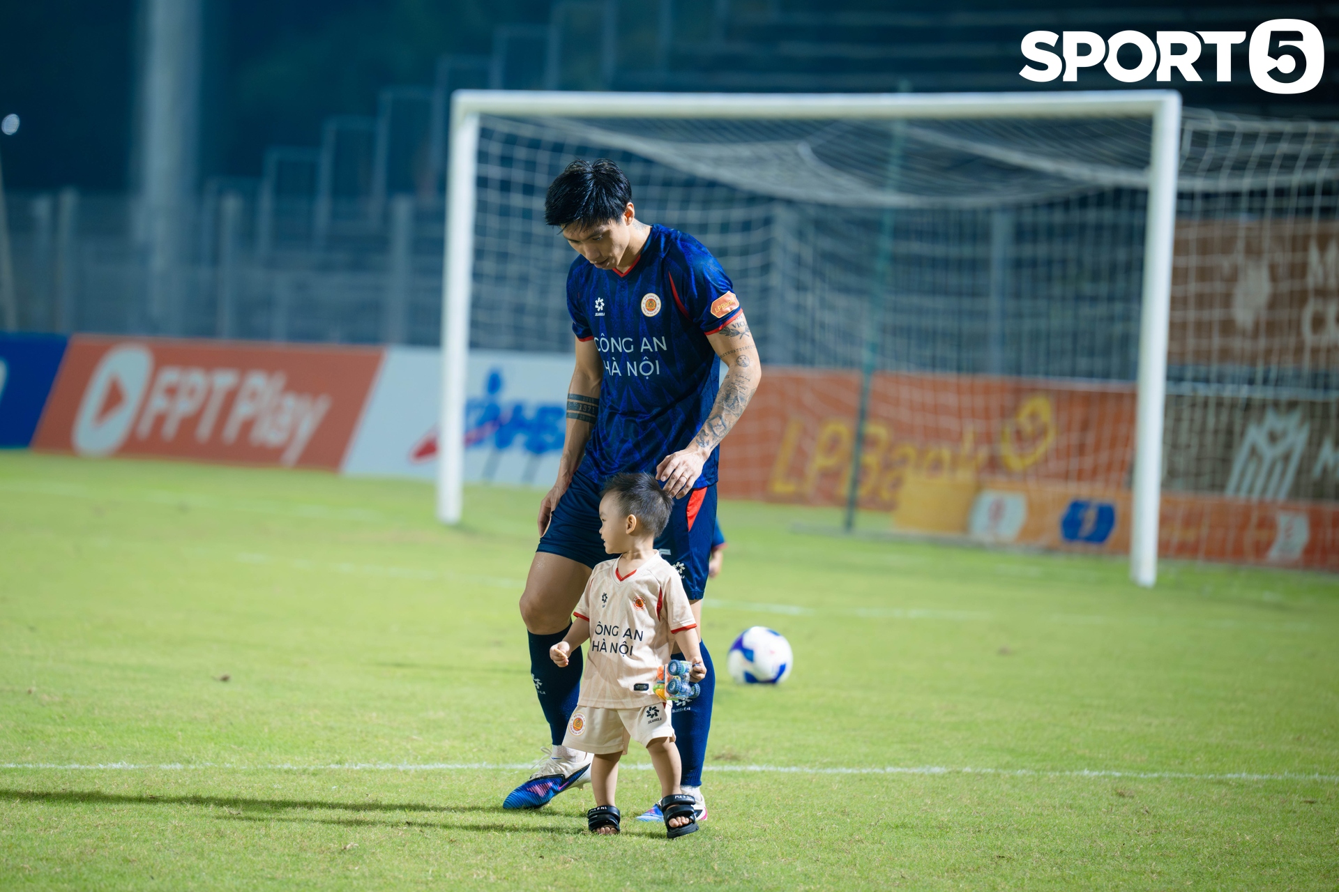 Văn Hậu đưa con trai xuống s&acirc;n b&oacute;ng chơi đ&ugrave;a, Do&atilde;n Hải My kh&ocirc;ng giống như mọi lần - Ảnh 7.