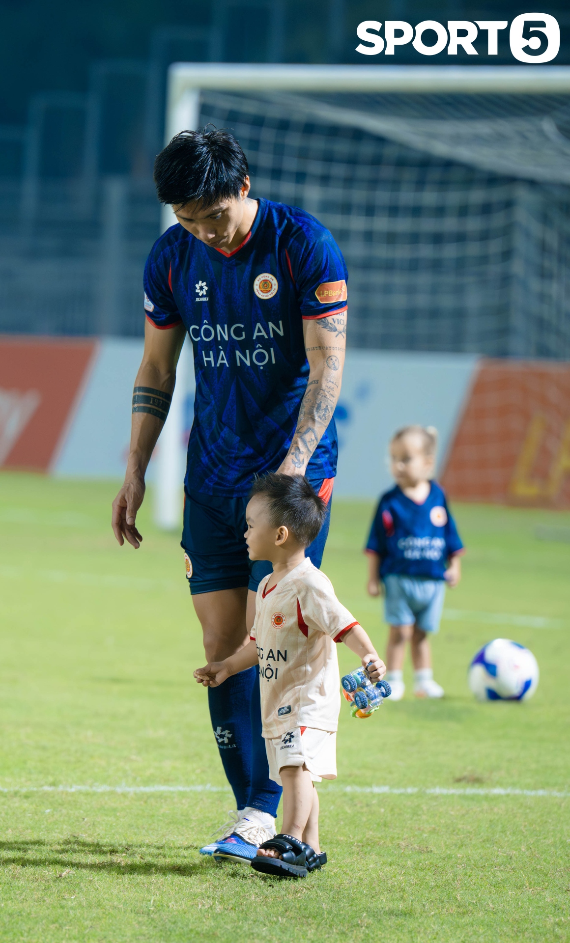Văn Hậu đưa con trai xuống s&acirc;n b&oacute;ng chơi đ&ugrave;a, Do&atilde;n Hải My kh&ocirc;ng giống như mọi lần - Ảnh 6.