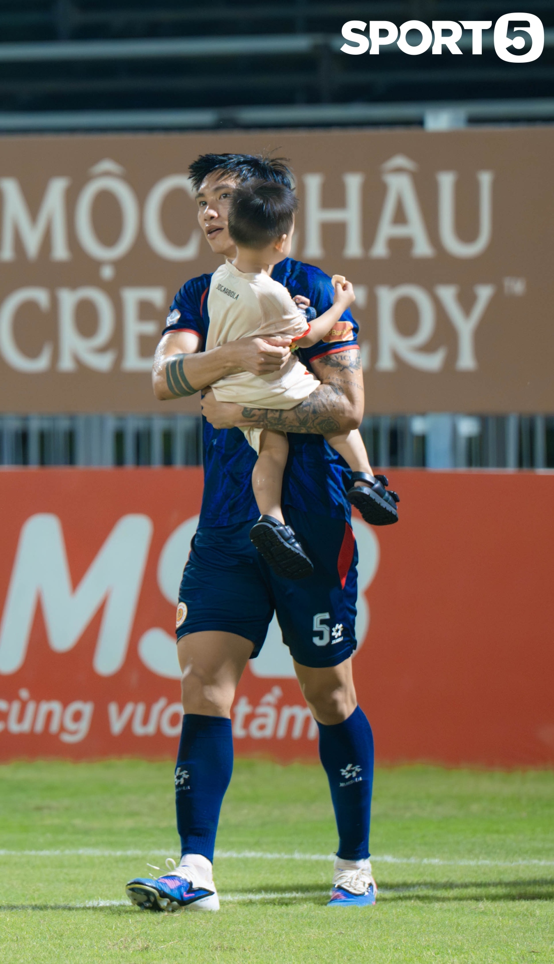 Văn Hậu đưa con trai xuống s&acirc;n b&oacute;ng chơi đ&ugrave;a, Do&atilde;n Hải My kh&ocirc;ng giống như mọi lần - Ảnh 4.