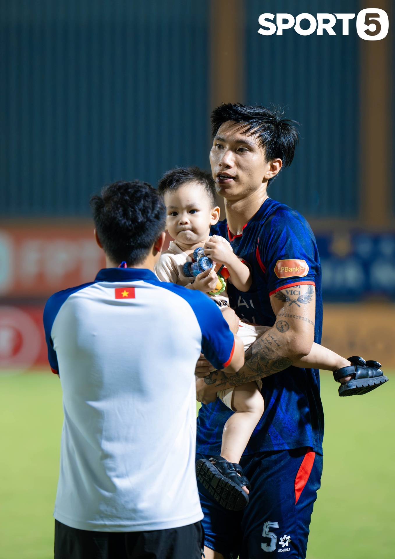 Văn Hậu đưa con trai xuống s&acirc;n b&oacute;ng chơi đ&ugrave;a, Do&atilde;n Hải My kh&ocirc;ng giống như mọi lần - Ảnh 9.