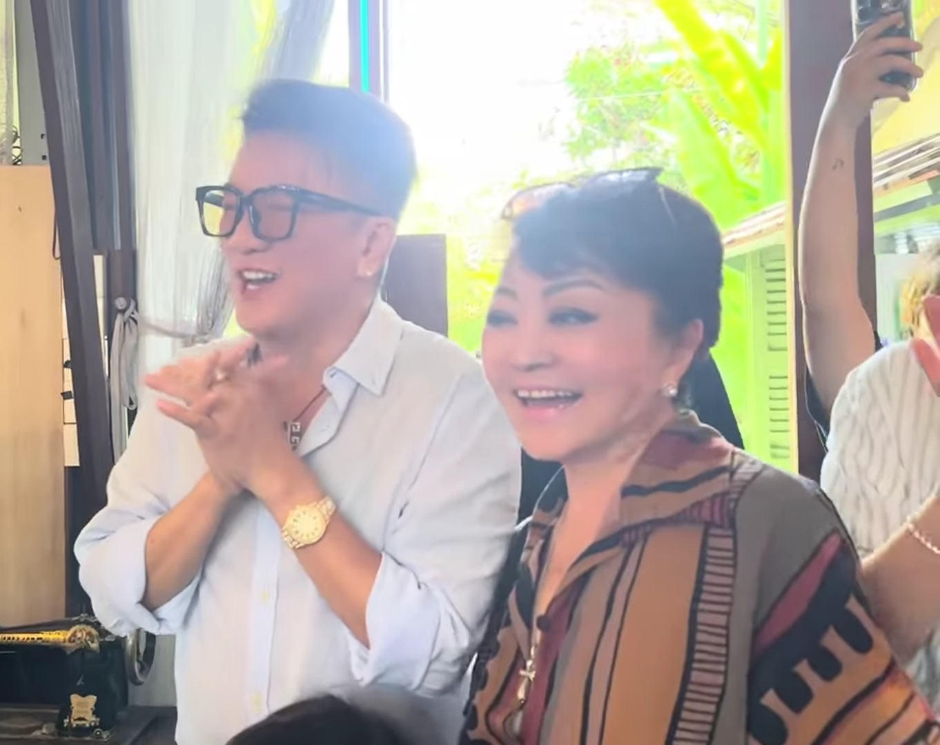 Vợ cũ Bằng Kiều tới qu&aacute;n Đ&agrave;m Vĩnh Hưng, t&igrave;nh cờ gặp Hương Lan: "T&ocirc;i c&ugrave;ng 20 đồng bọn tới"- Ảnh 2.