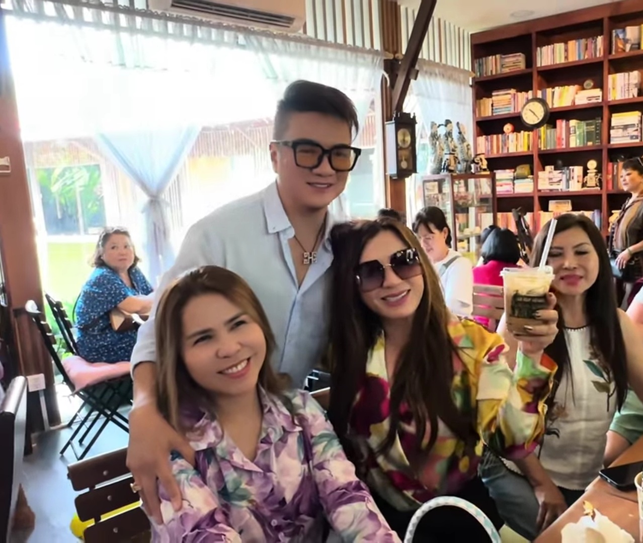 Vợ cũ Bằng Kiều tới qu&aacute;n Đ&agrave;m Vĩnh Hưng, t&igrave;nh cờ gặp Hương Lan: "T&ocirc;i c&ugrave;ng 20 đồng bọn tới"- Ảnh 1.