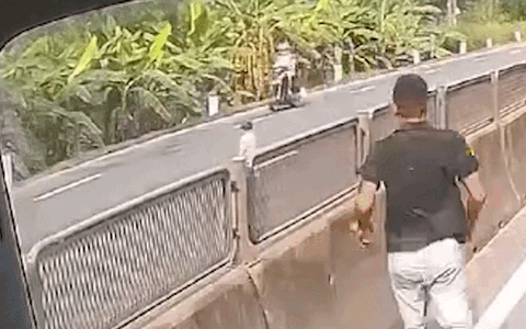 Cậu bé 6 tuổi chạy vụt qua đường đúng lúc chiếc xe tải lao tới - Ảnh 3. Cậu bé 6 tuổi chạy vụt qua đường đúng lúc chiếc xe tải lao tới - Ảnh 3.