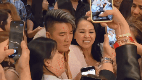 Kh&aacute;n giả bao v&acirc;y Đ&agrave;m Vĩnh Hưng ở Mỹ, an ninh "thất thủ" - Ảnh 1.