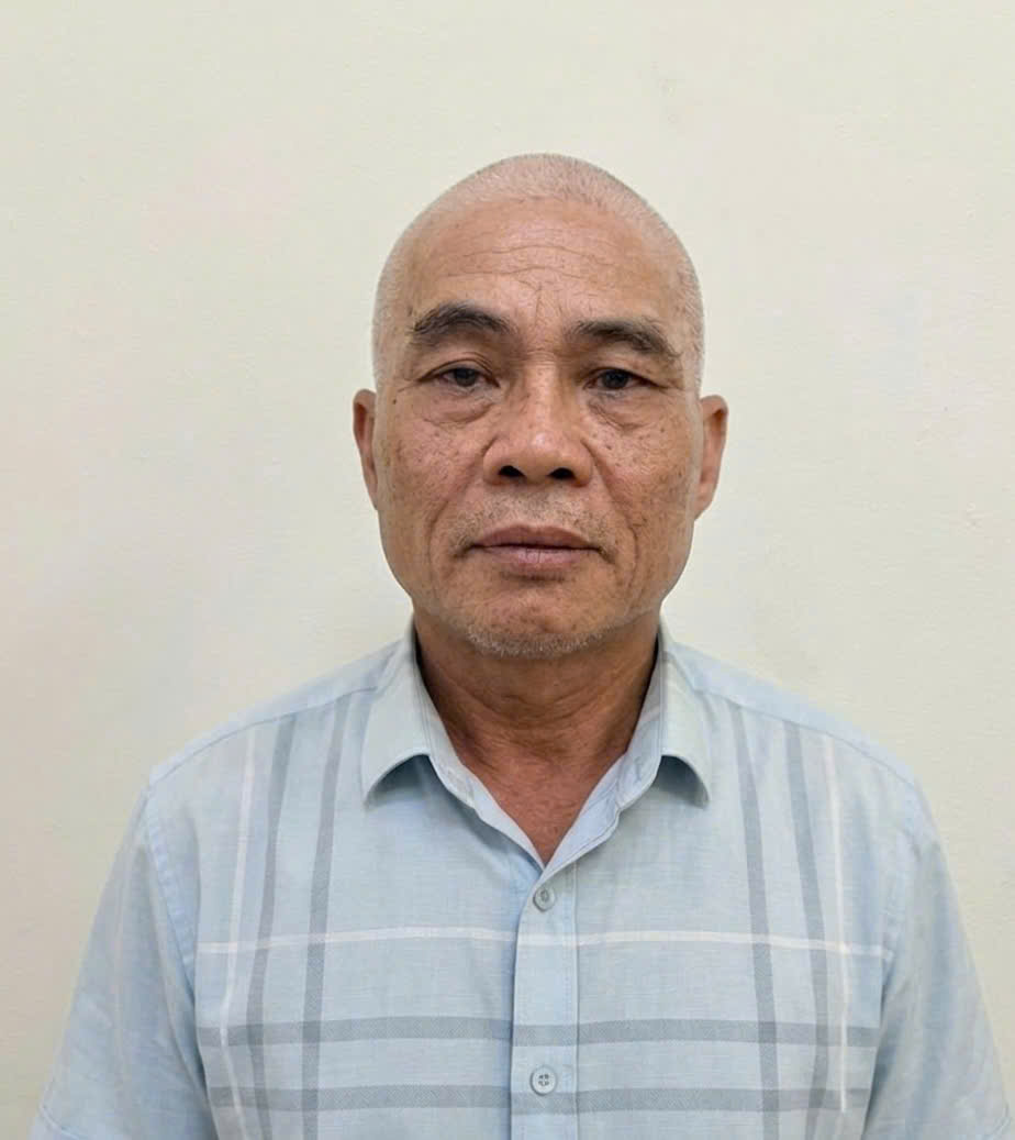 Người đàn ông Gây rối trật tự công cộng khi đỗ xe chắn cổng Trạm CSGT Phú Thọ - Ảnh 1. Người đàn ông Gây rối trật tự công cộng khi đỗ xe chắn cổng Trạm CSGT Phú Thọ - Ảnh 1.