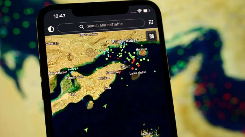 Mỹ chính thức phong tỏa eo biển Hormuz - Ảnh 1.