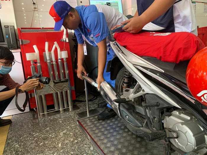 Bộ X&acirc;y dựng đề xuất miễn kiểm định kh&iacute; thải xe m&aacute;y dưới 5 năm - Ảnh 1.