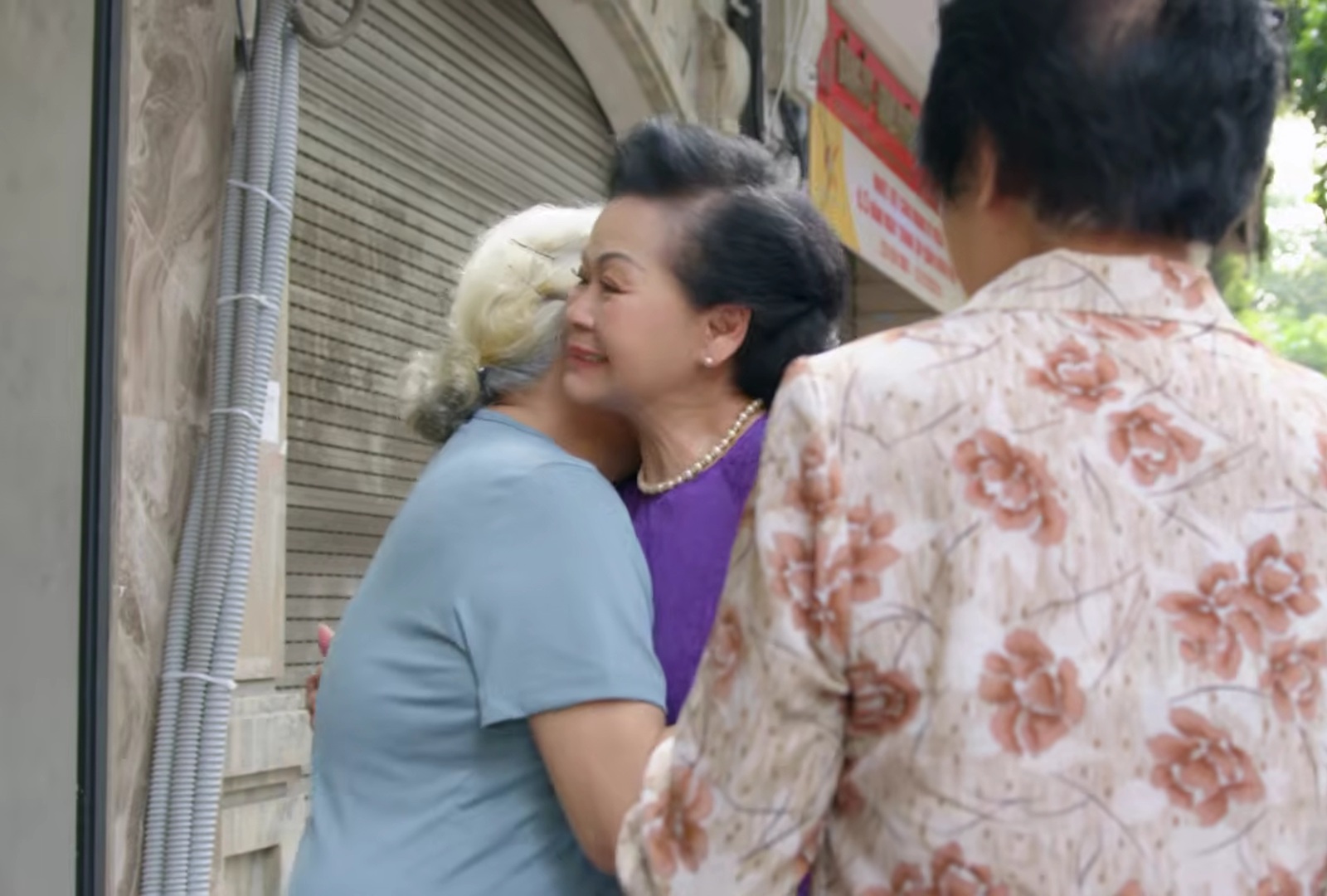 Kh&aacute;nh Ly đứng trước nh&agrave; 106 H&agrave;ng B&ocirc;ng: "Chẳng ai ra mở cửa cho t&ocirc;i cả" - Ảnh 2.