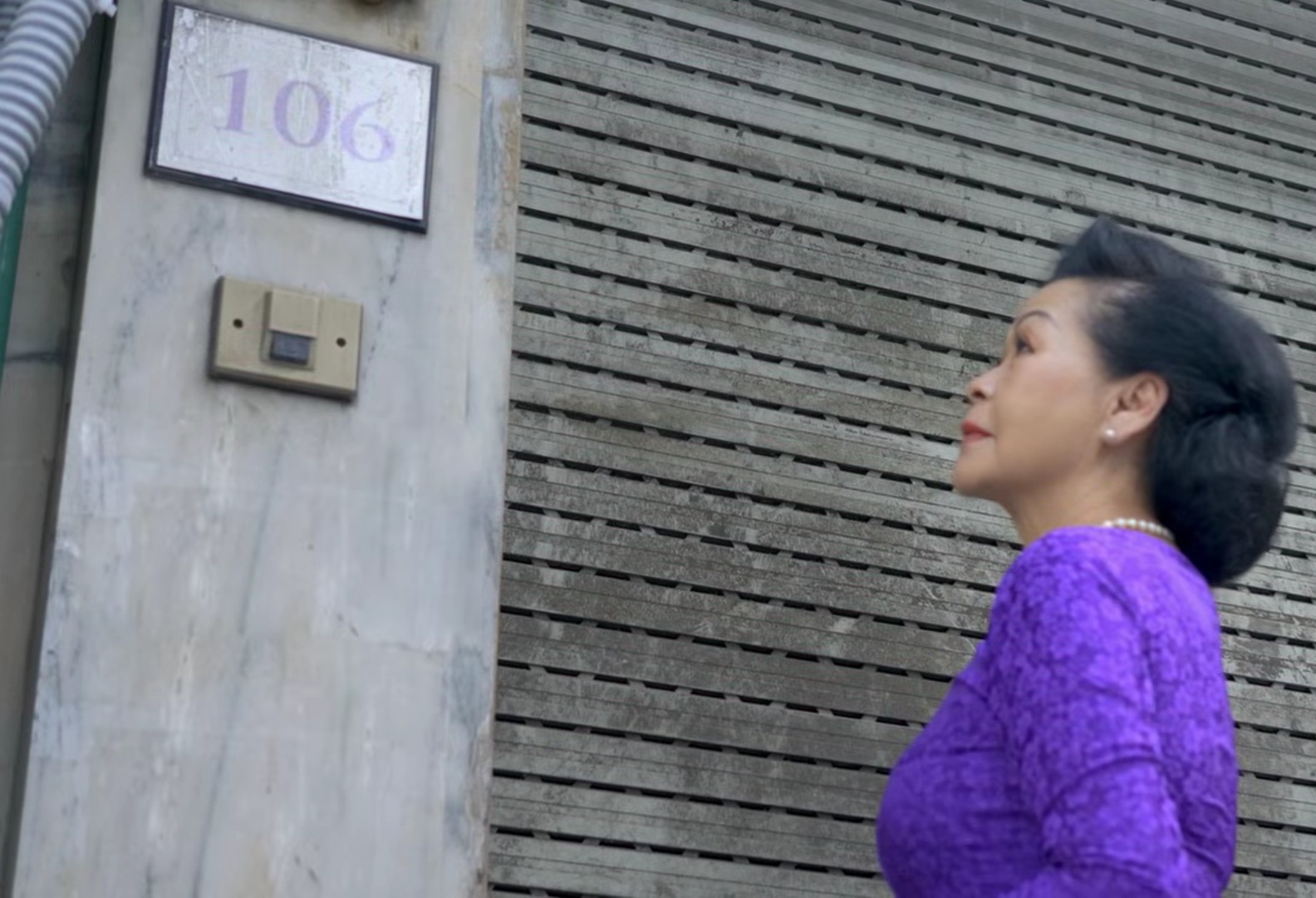 Kh&aacute;nh Ly đứng trước nh&agrave; 106 H&agrave;ng B&ocirc;ng: "Chẳng ai ra mở cửa cho t&ocirc;i cả" - Ảnh 1.