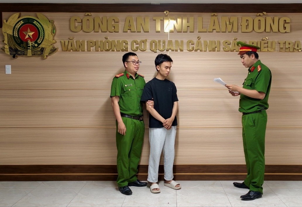 Lừa đảo ngân hàng 1 , 7 tỉ Đồng: Nhân viên ngân hàng bị bắt tại Lâm Đồng - Ảnh 1. Lừa đảo ngân hàng 1 , 7 tỉ Đồng: Nhân viên ngân hàng bị bắt tại Lâm Đồng - Ảnh 1.