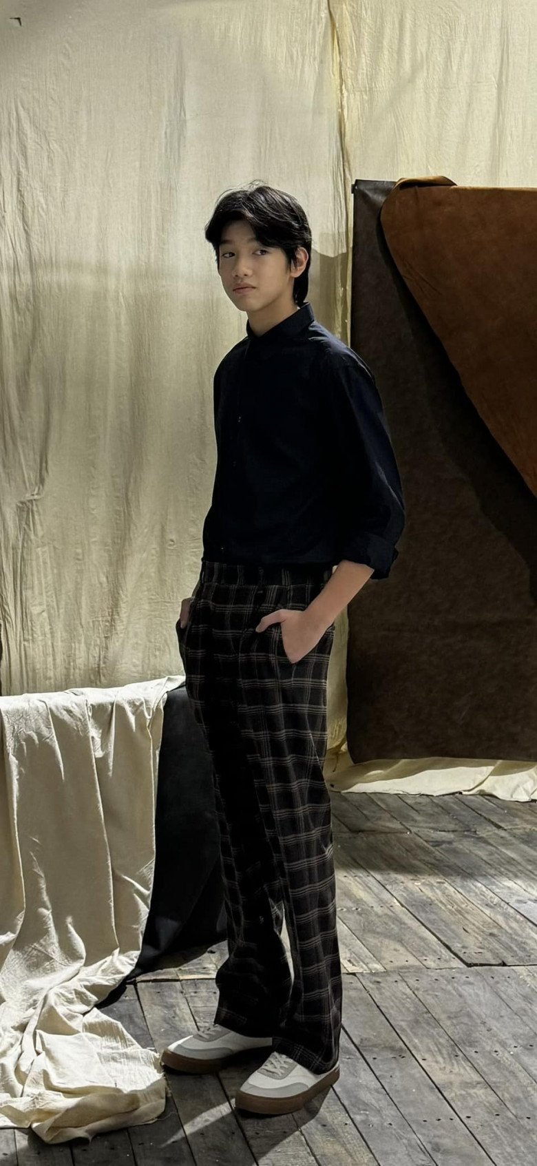 Subeo: Lớn l&ecirc;n giữa h&agrave;o quang nhưng chọn c&aacute;ch sống giản dị, anh cả cao lớn của 4 em nhỏ, "sợi d&acirc;y t&igrave;nh cảm" kết nối hai gia đ&igrave;nh- Ảnh 24.