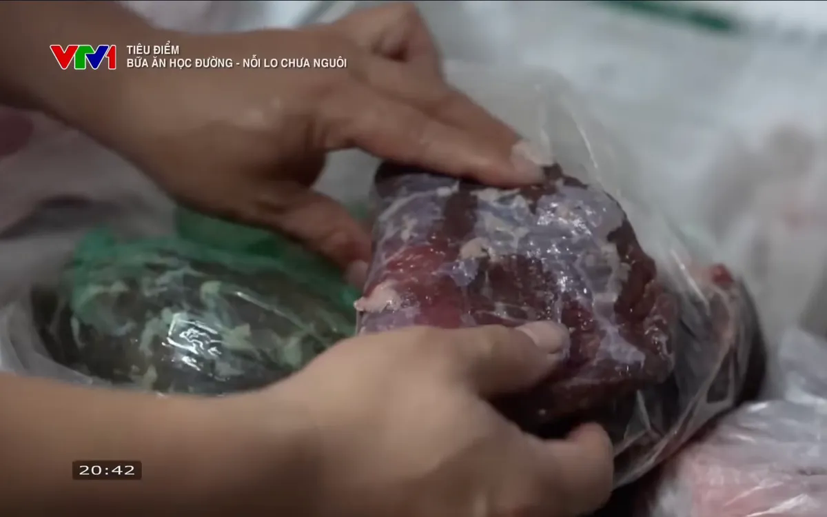 Bữa ăn học đường: Nỗi lo chưa ngu&ocirc;i sau một miếng thịt lạ - Ảnh 1.