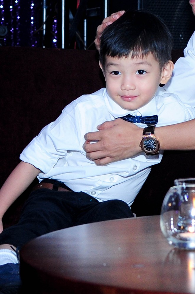 Subeo: Lớn l&ecirc;n giữa h&agrave;o quang nhưng chọn c&aacute;ch sống giản dị, anh cả cao lớn của 4 em nhỏ, "sợi d&acirc;y t&igrave;nh cảm" kết nối hai gia đ&igrave;nh- Ảnh 1.