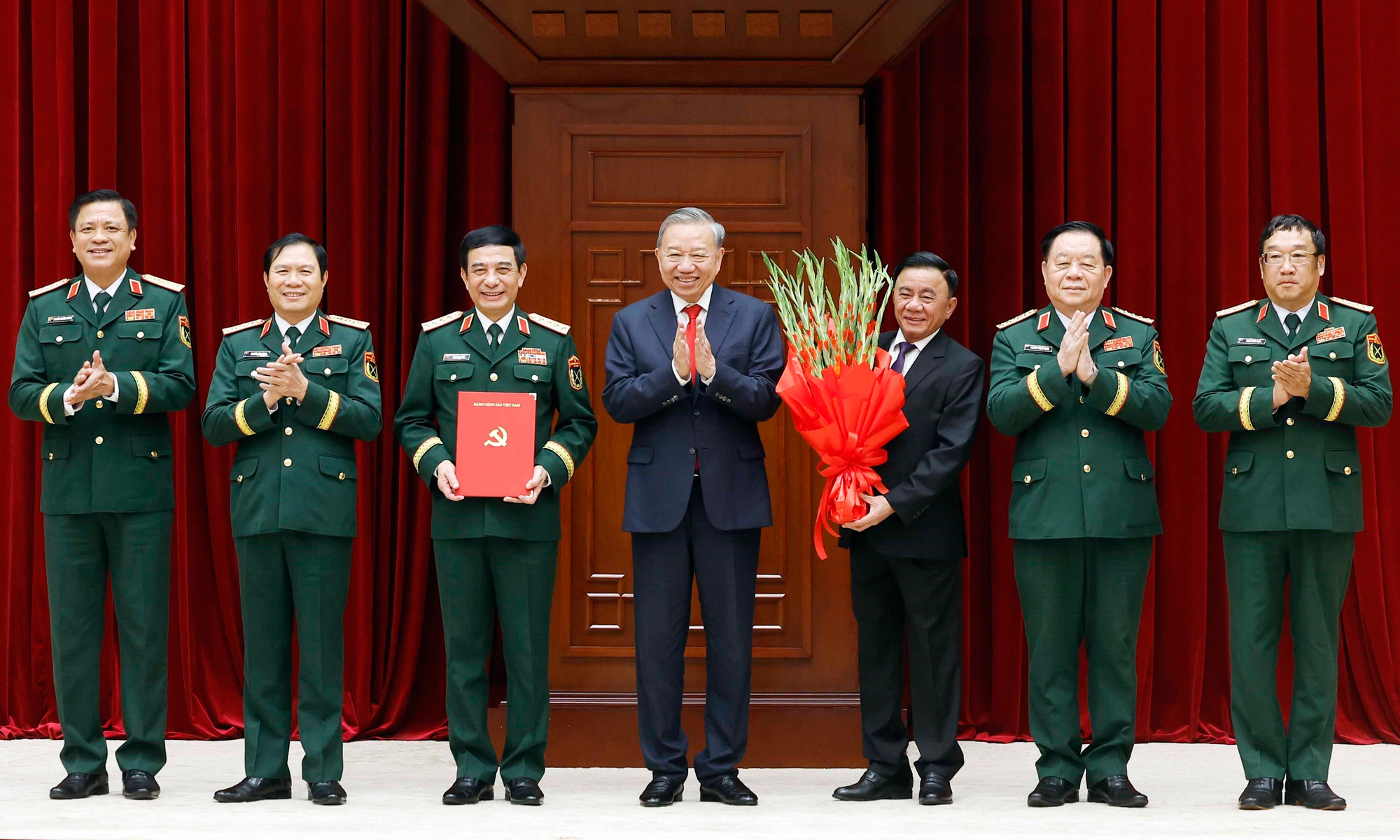 Tổng B&iacute; thư T&ocirc; L&acirc;m t&aacute;i cử B&iacute; thư Qu&acirc;n ủy Trung ương nhiệm kỳ 2025 - 2030 - Ảnh 1.