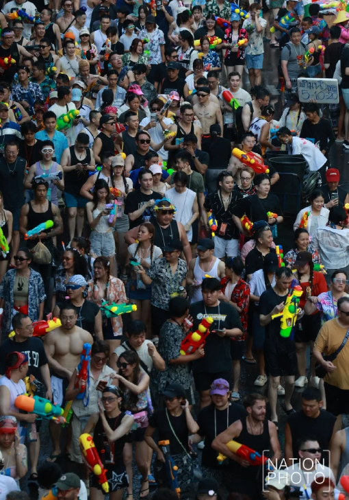 Ch&ugrave;m ảnh khiến ch&uacute;ng ta muốn bay sang Th&aacute;i Lan ngay b&acirc;y giờ: L&aacute;ng giềng Việt Nam tưng bừng đ&oacute;n năm mới với &ldquo;thủy chiến&rdquo; tr&ecirc;n phố - Ảnh 3.