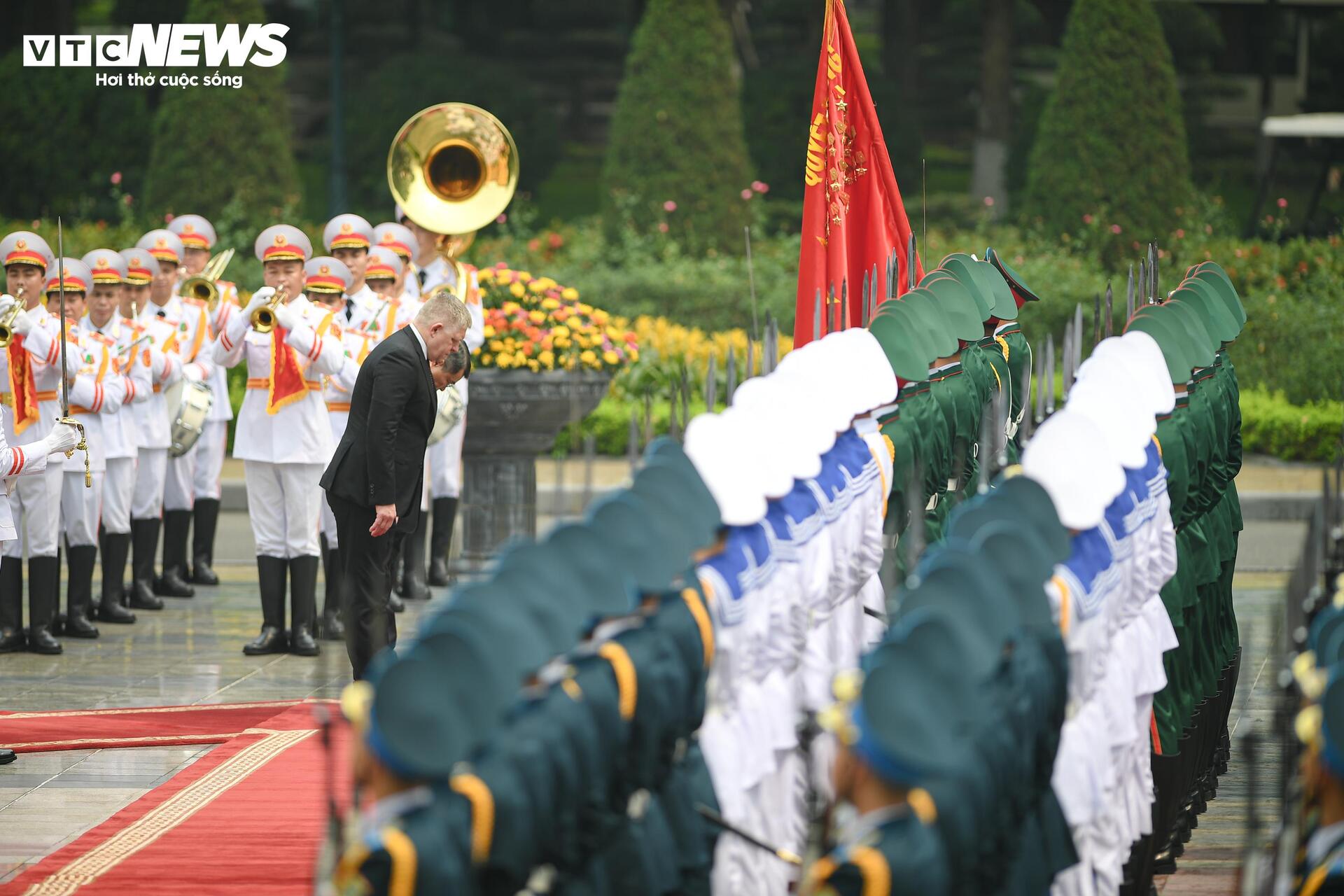 Thủ tướng L&ecirc; Minh Hưng đ&oacute;n tiếp Thủ tướng Slovakia Robert Fico tại Việt Nam 2026 - Ảnh 3.