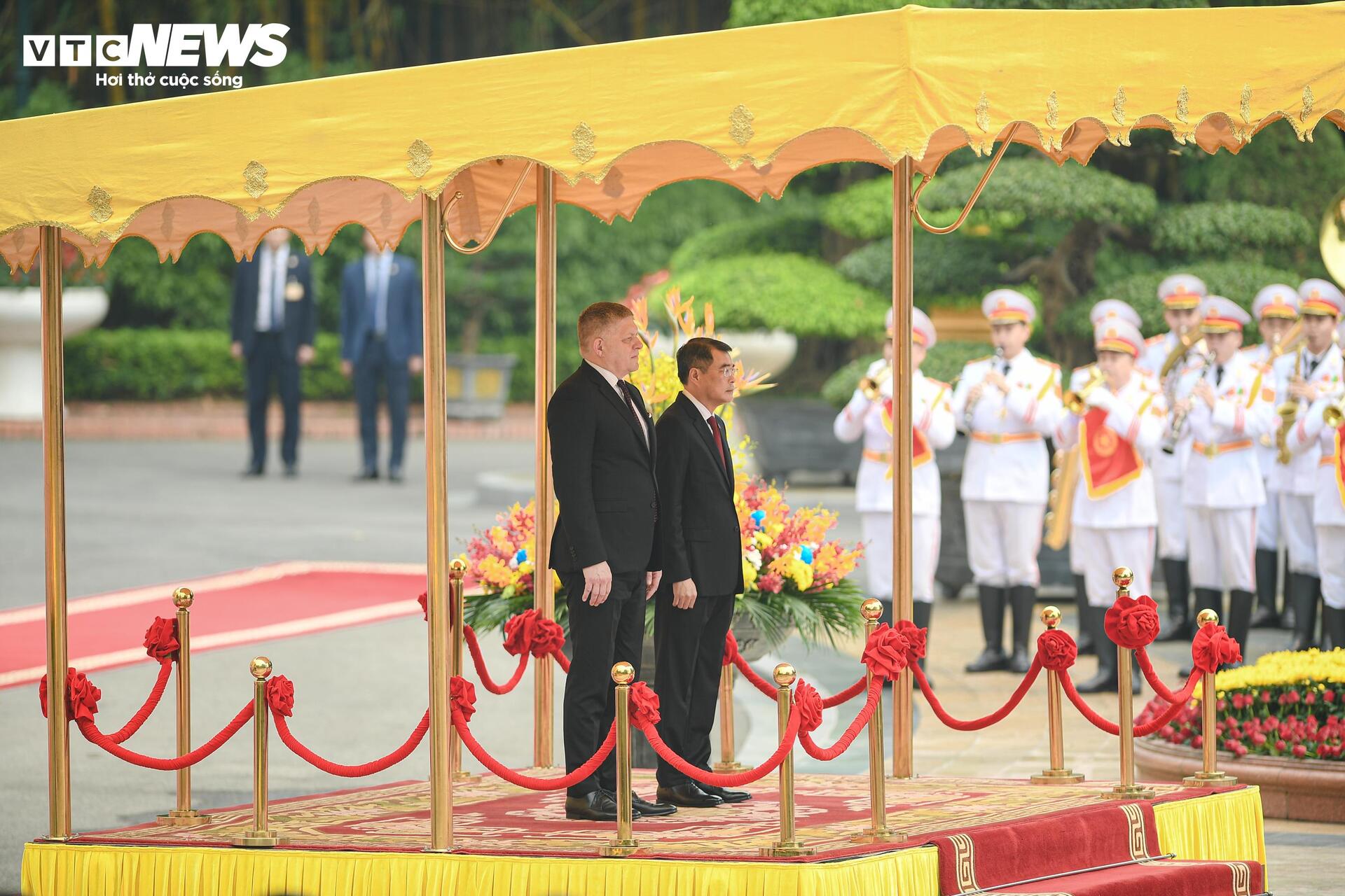 Thủ tướng L&ecirc; Minh Hưng đ&oacute;n tiếp Thủ tướng Slovakia Robert Fico tại Việt Nam 2026 - Ảnh 2.