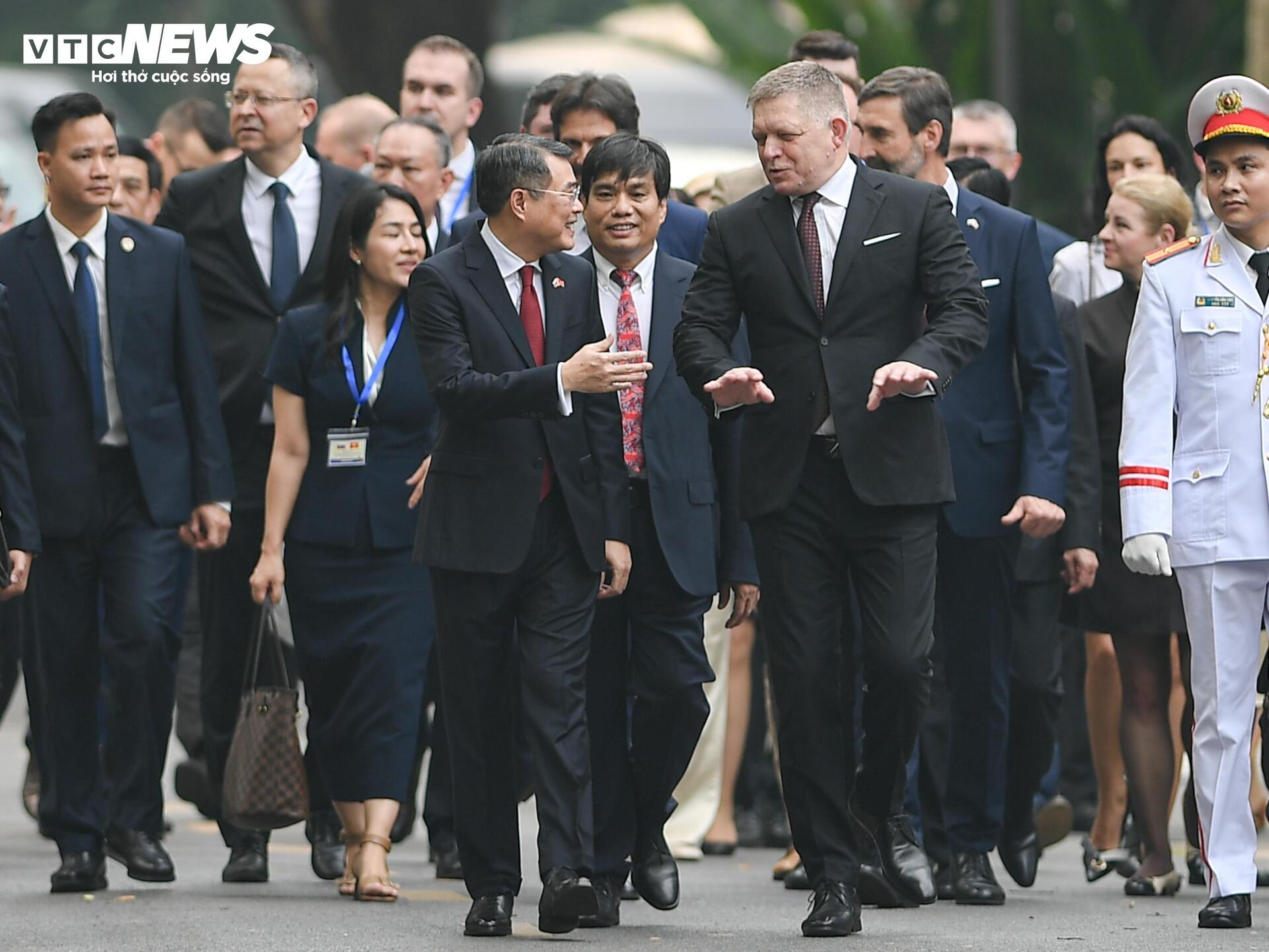 Thủ tướng L&ecirc; Minh Hưng đ&oacute;n tiếp Thủ tướng Slovakia Robert Fico tại Việt Nam 2026 - Ảnh 8.