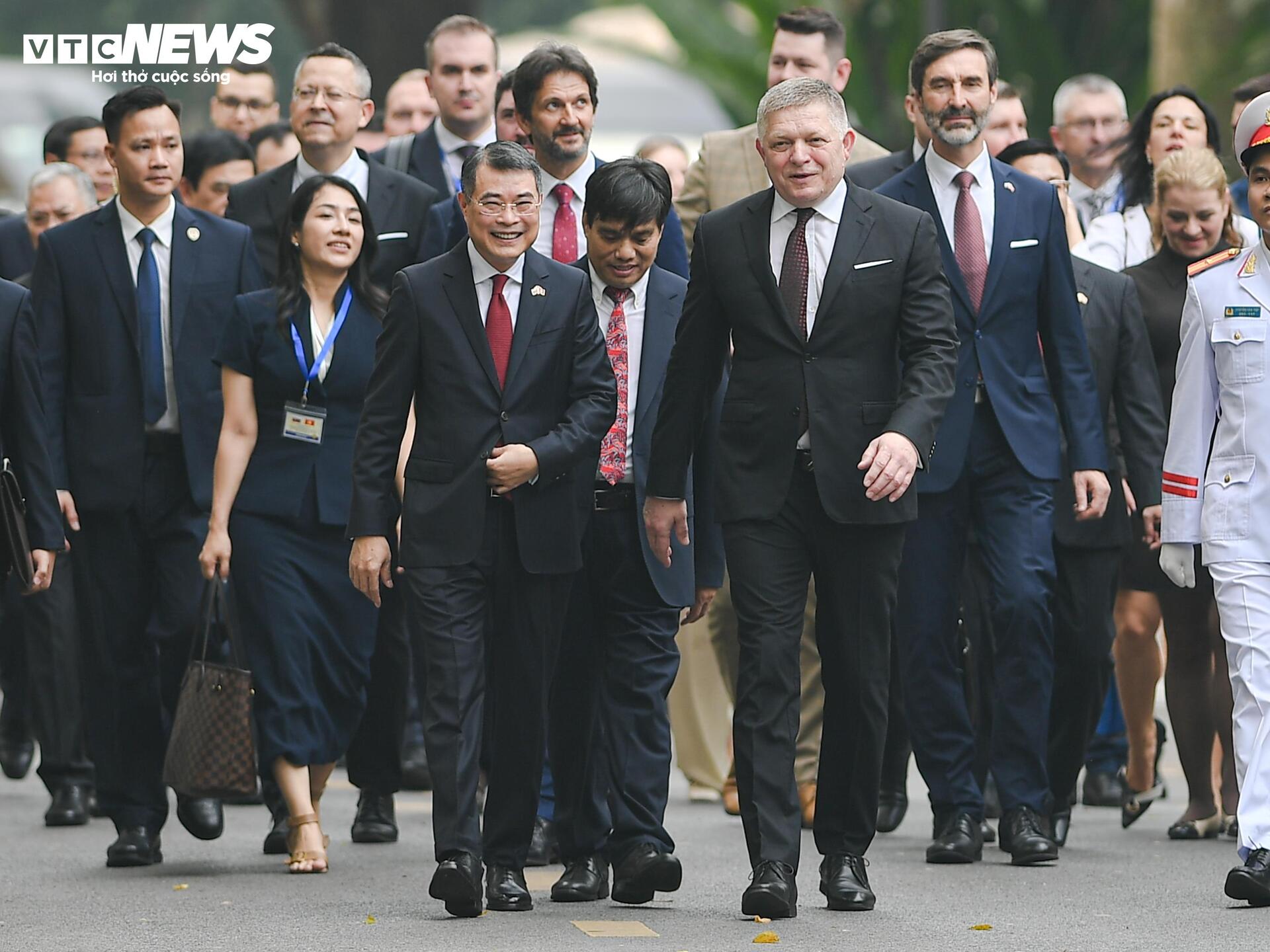 Thủ tướng L&ecirc; Minh Hưng đ&oacute;n tiếp Thủ tướng Slovakia Robert Fico tại Việt Nam 2026 - Ảnh 9.