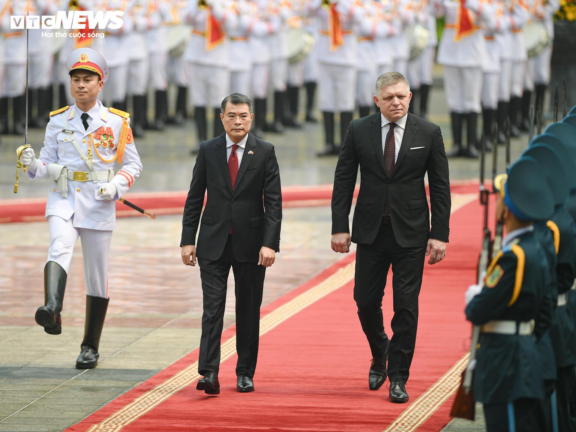 Thủ tướng L&ecirc; Minh Hưng đ&oacute;n tiếp Thủ tướng Slovakia Robert Fico tại Việt Nam 2026 - Ảnh 5.
