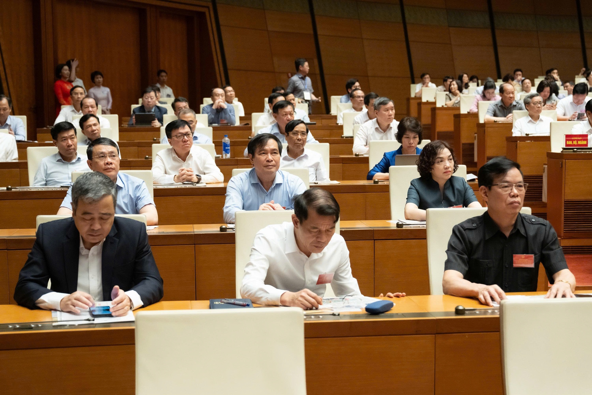 Kh&ocirc;ng c&oacute; v&ugrave;ng an to&agrave;n l&atilde;nh đạo nếu bu&ocirc;ng lỏng tr&aacute;ch nhiệm trong Đảng 2026 - Ảnh 2.