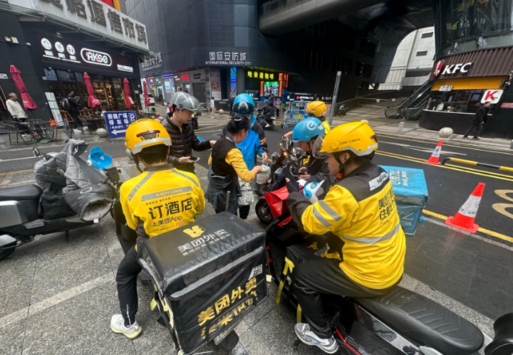 Giảng vi&ecirc;n đại học l&agrave;m shipper giao đồ ăn: Cuộc sống vất vả - Ảnh 2.