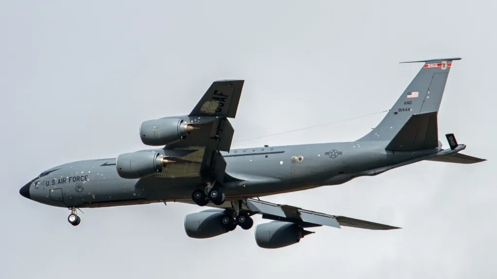 H&igrave;nh ảnh m&aacute;y bay Mỹ bị hư hại sau tấn c&ocirc;ng Iran tại Ả Rập Saudi - Ảnh 4.