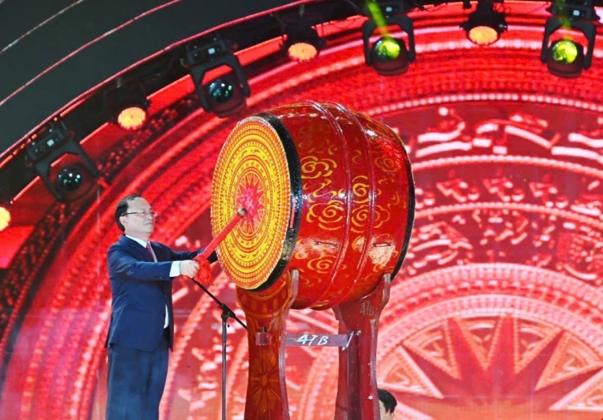 Tổng Gi&aacute;m đốc VOV Đỗ Tiến Sỹ đ&aacute;nh trống khai mạc Li&ecirc;n hoan Ph&aacute;t thanh to&agrave;n quốc lần thứ XVII - Ảnh 1.