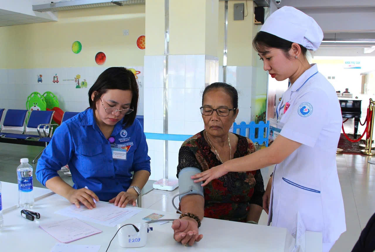 Hơn 100 bệnh viện tại TPHCM sẽ kh&aacute;m miễn ph&iacute; cho người d&acirc;n tr&ecirc;n địa b&agrave;n - Ảnh 1.