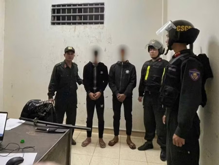Truy quét nhóm thanh thiếu niên mang hung khí ở Gia Lai , công an bắt giữ 2 người - Ảnh 2. Truy quét nhóm thanh thiếu niên mang hung khí ở Gia Lai , công an bắt giữ 2 người - Ảnh 2.