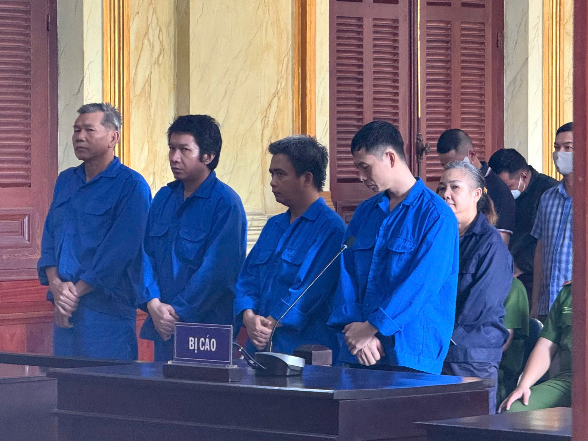 Vụ án phù phép mẫu ct 10: 17 Bị cáo lãnh án vì trốn cai nghiện - Ảnh 1. Vụ án phù phép mẫu ct 10: 17 Bị cáo lãnh án vì trốn cai nghiện - Ảnh 1.